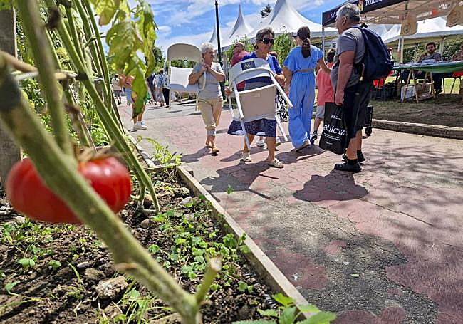 Varios asistentes, en el recorrido por la exposición.