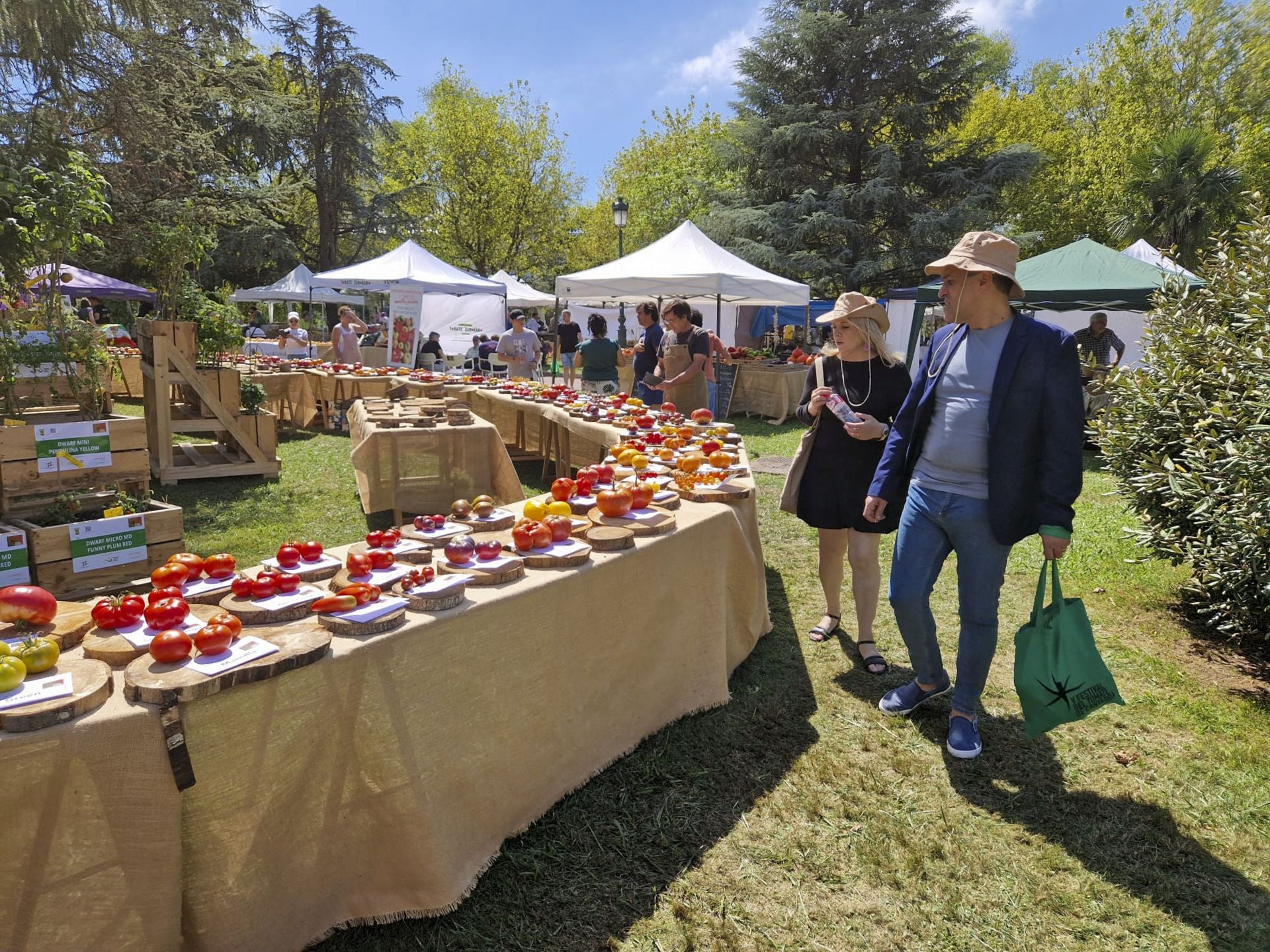 El evento contó con una amplia variedad de tomates que se expusieron al público.