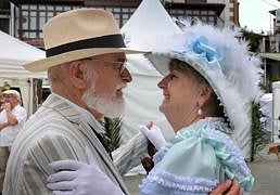 Comillas se viste de blanco para celebrar el Día del Indiano
