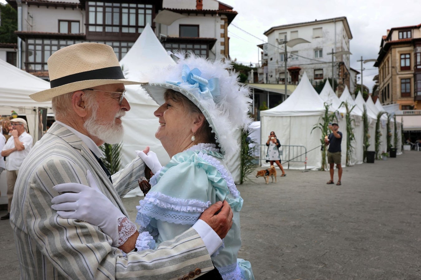 Una pareja se abraza en la plaza ambientada en la época indiana.