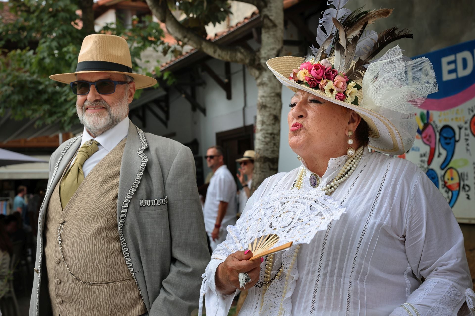 Una pareja disfruta posando en Comillas.