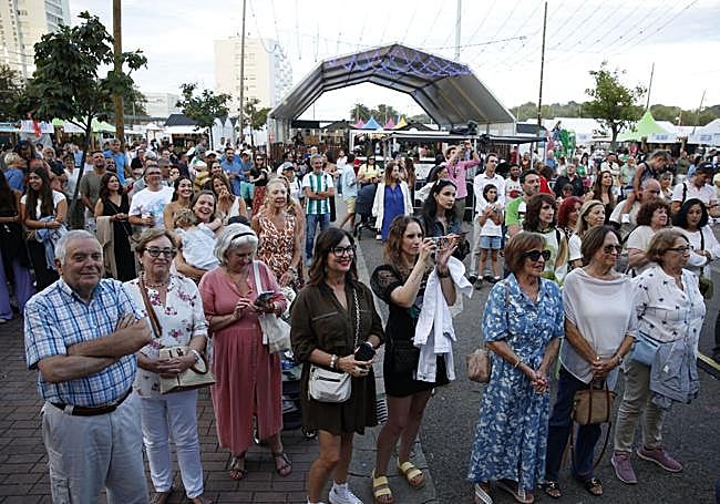 Sonrisas, móviles grabando y mucho orgullo entre el público.