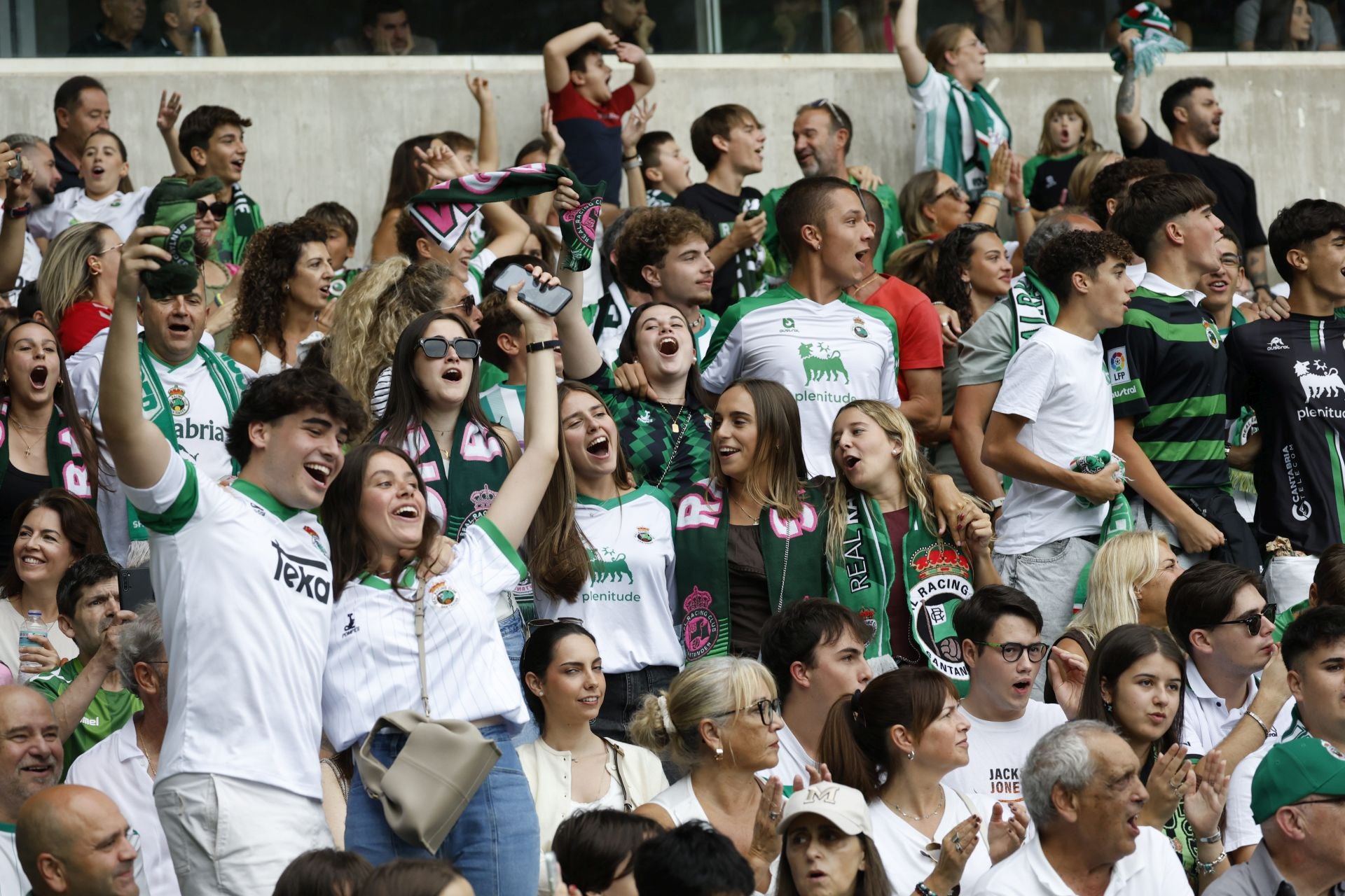 Los racinguistas es levantaron del asiento con el gol de Villalibre