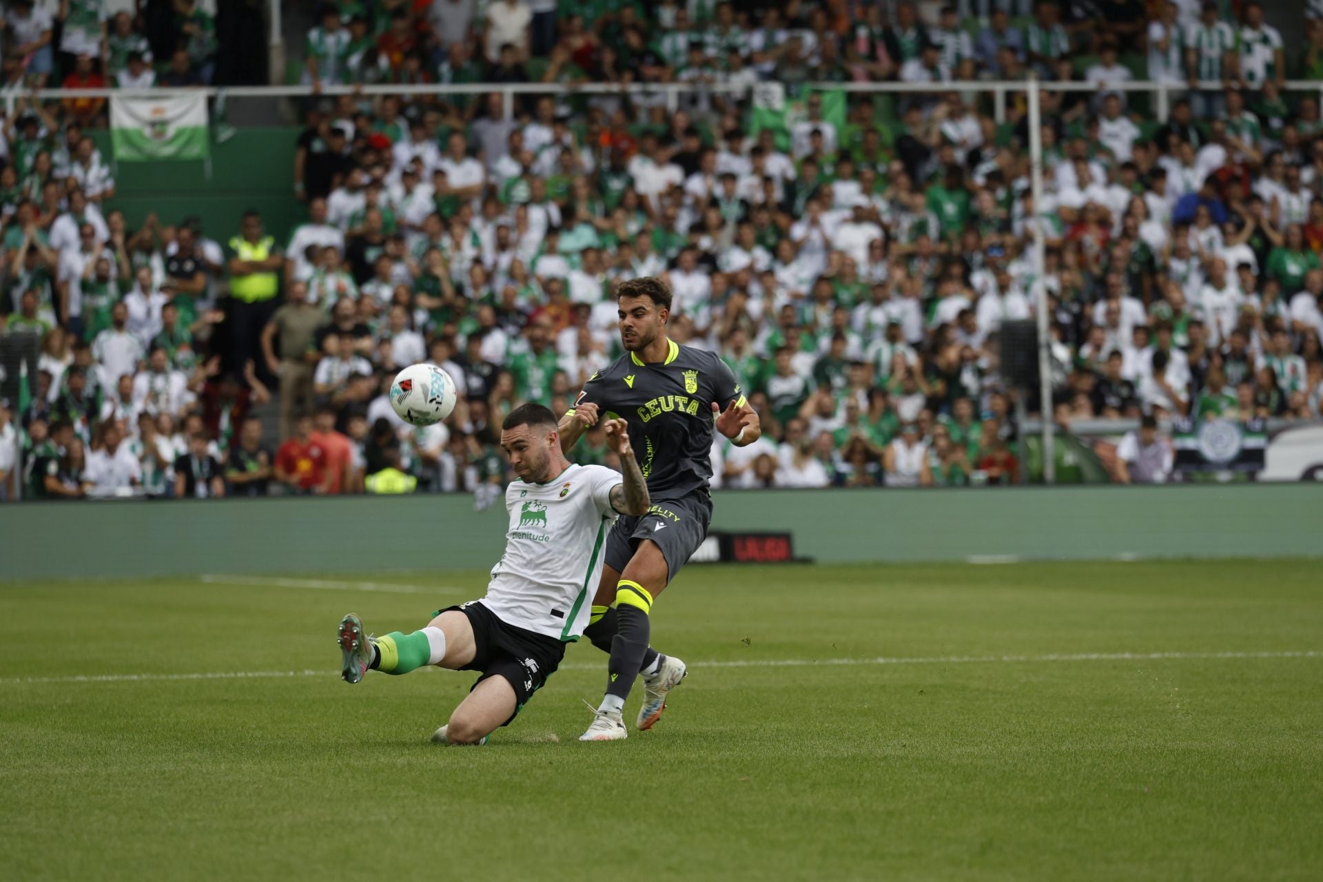 Manu Hernando corta un balón peligroso del Ceuta