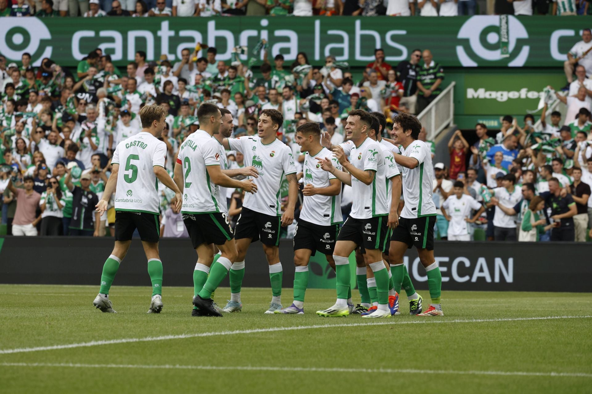 El equipo celebra el tanto de Íñigo Vicente