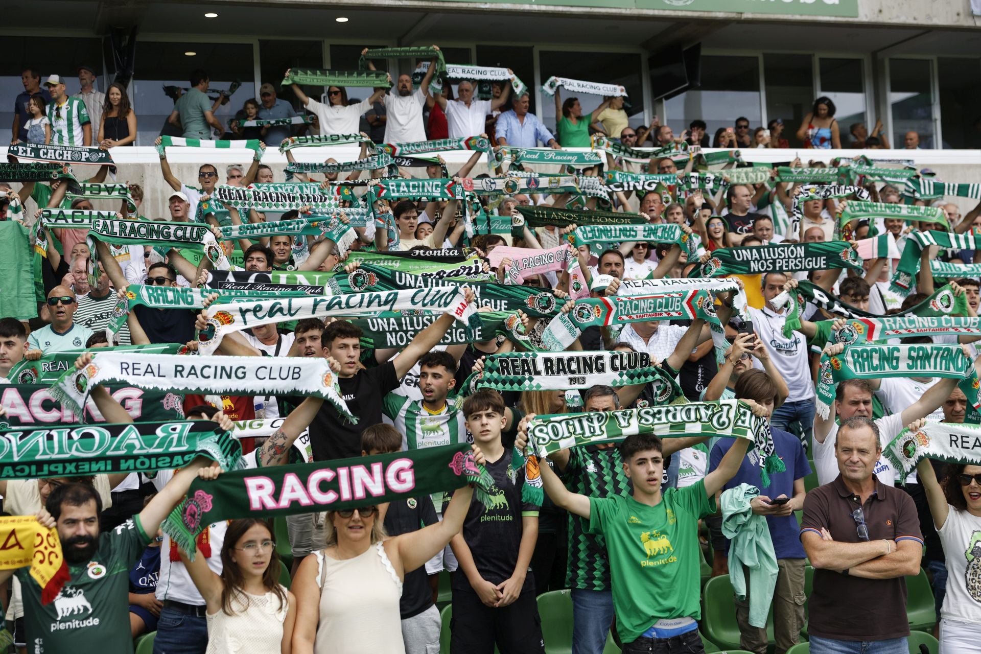 Los aficionados cantan la Fuente de Cacho con las bufandas en alto