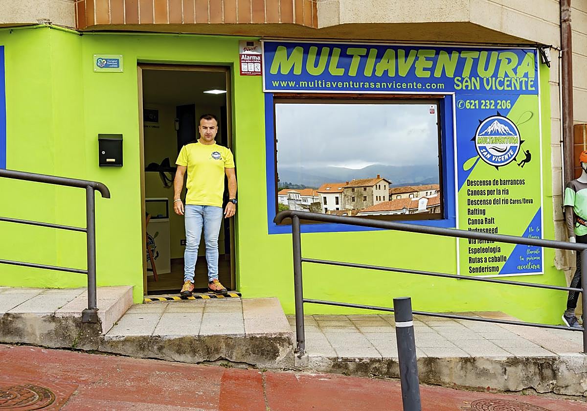Daniel Celis a las puertas de su negocio de multiaventura en San Vicente de la Barquera.