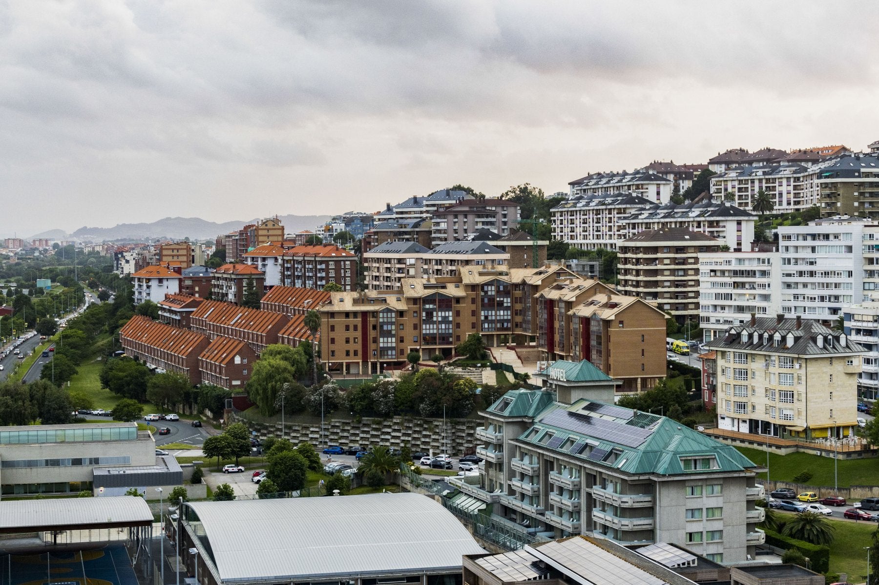 Varios bloques de viviendas de Santander, cercanos a la S-20, una de las zonas residenciales que se puede ver afectada por la medida.