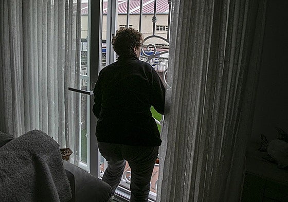 Una mujer que ha sido víctima de un robo en su vivienda, en una imagen de archivo.