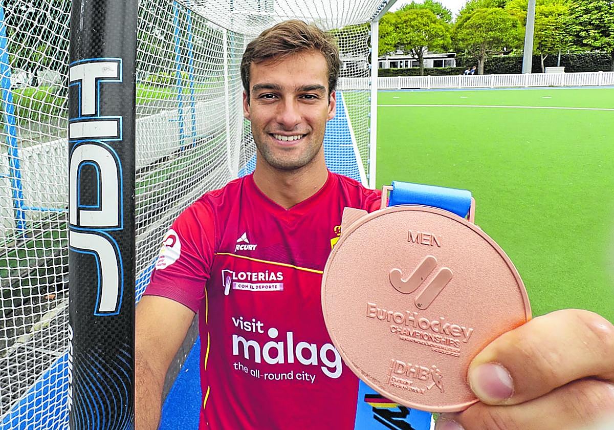 Alejandro Alonso posa con la medalla de bronce del Europeoen uno de los campos deLa Albericia.
