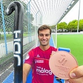 Alejandro Alonso posa con la medalla de bronce del Europeoen uno de los campos deLa Albericia.