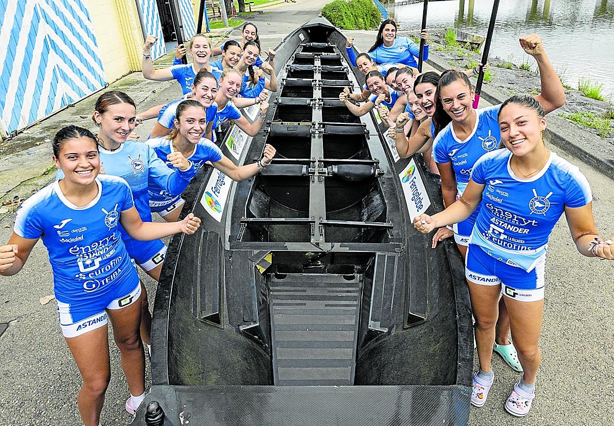 La plantilla de Astillero, con esa trainera prestada por Vilaxoan con la que han conseguido el quinto puesto en la ACT.