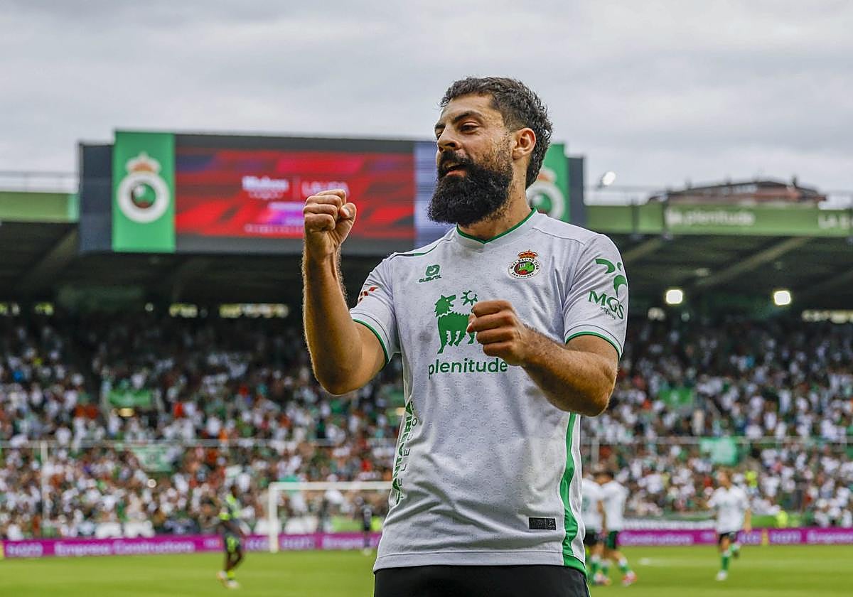 Asier Villalibre festeja su gol ante el Ceuta.