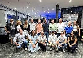 Organizadores y patrocinadores tras la presentación de la prueba.