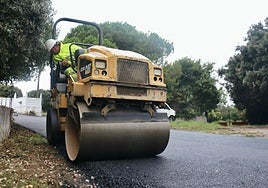 Un operario municipal trabaja sobre una de las calles que mejora el Plan de Asfaltados.