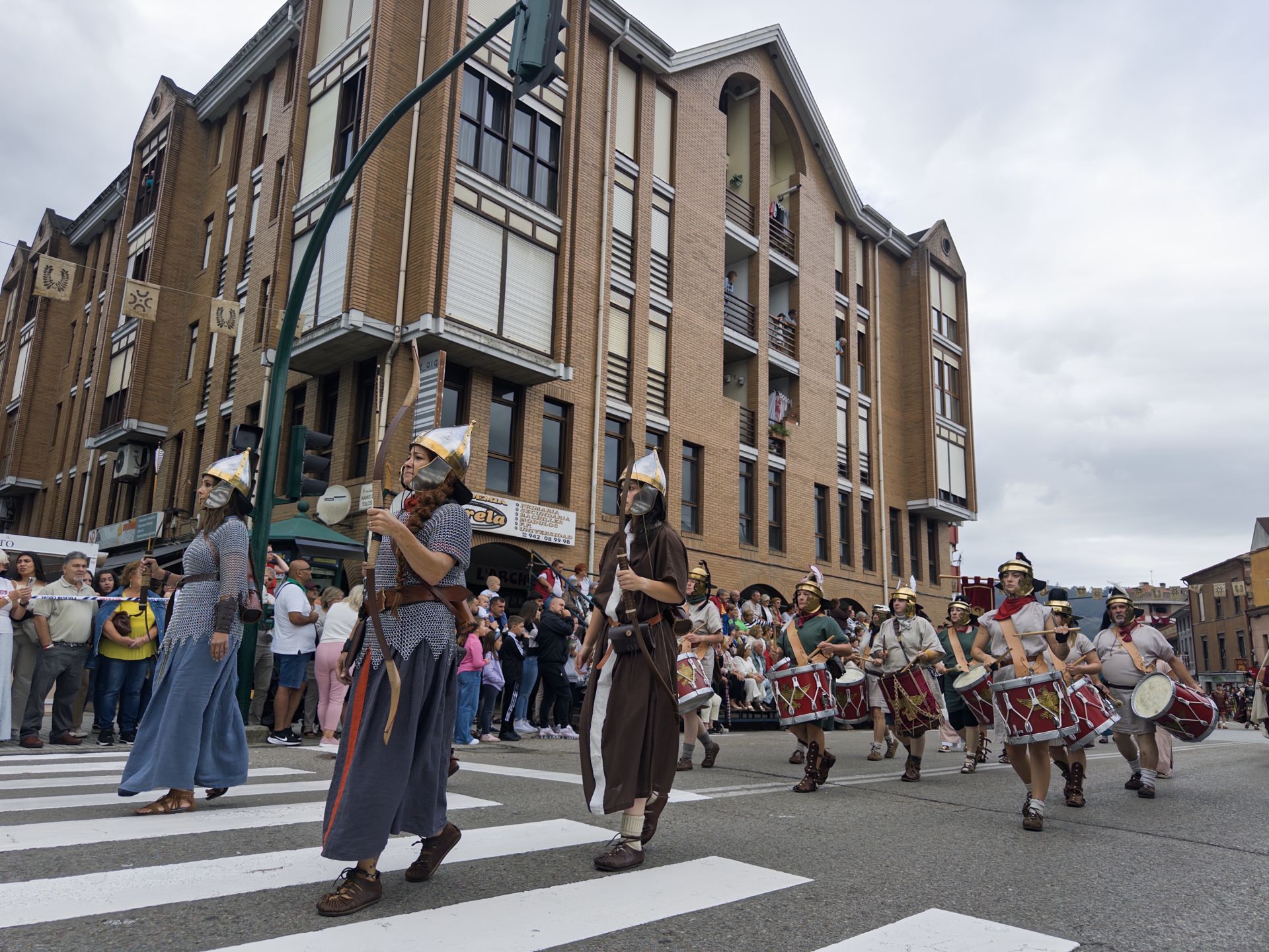 Las arqueras de la IV Macedónica encabezan su legión.