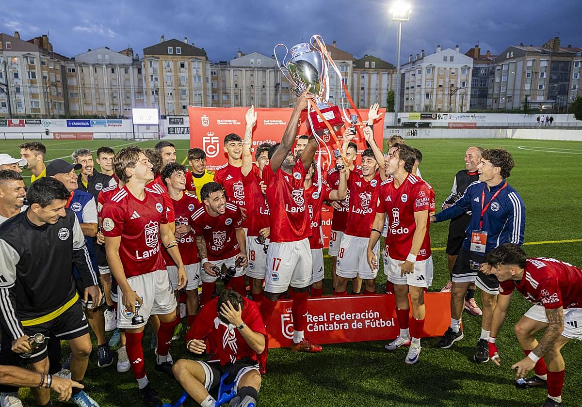 El Charles celebra su triunfo ante el Escobedo