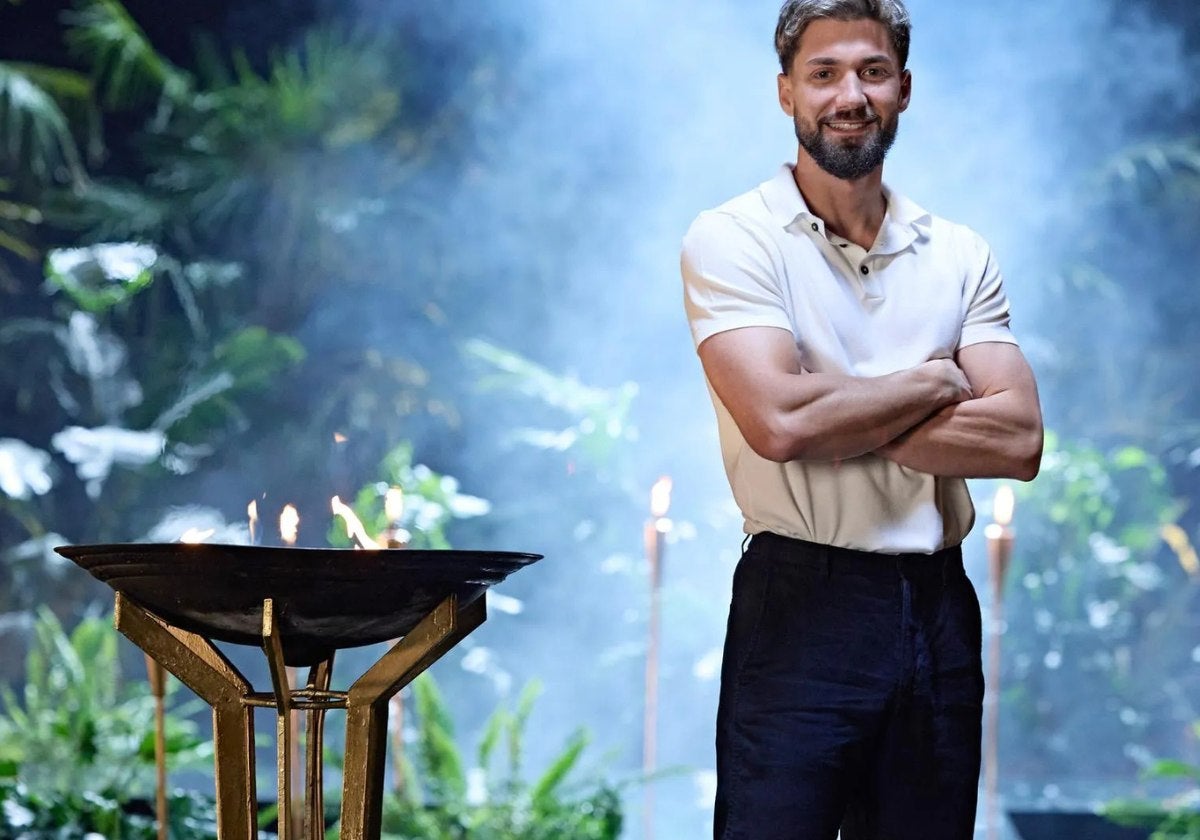 El santanderino Alejandro Albalá regresa a los Cayos Cochinos tras un tiempo alejado de los medios de comunicación. El exnovio de Isa Pantoja y Sofía Suescun, ha participado ya en otros realities como 'GH Dúo 2019' o 'Supervivientes 2021'. Pero, como él dice en su vídeo presentación, «qué mejor manera de volver». Ahora vuelve a Honduras con más madurez y con la intención de demostrar que aún tiene mucho que aportar al formato.