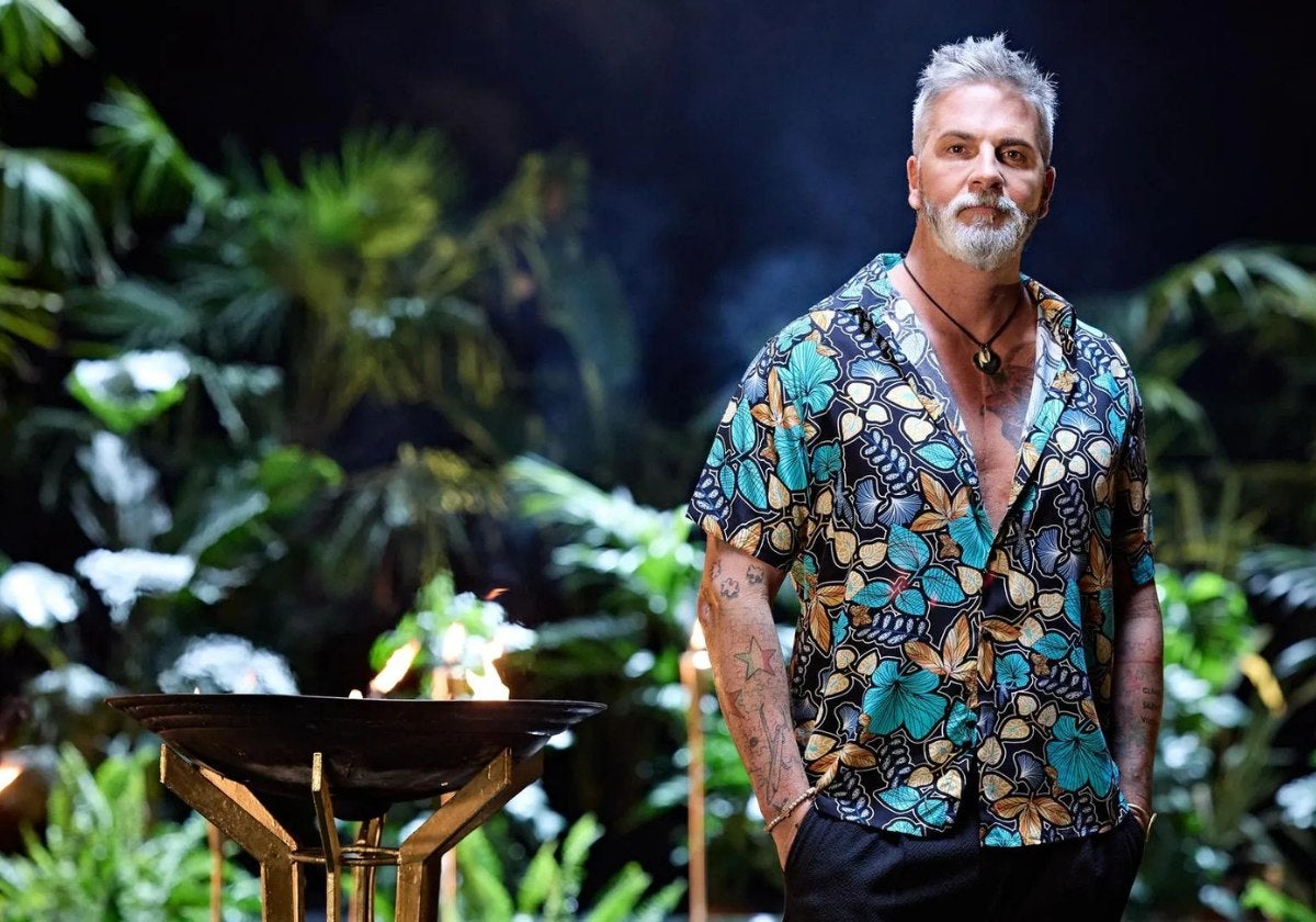 El chef sevillano tuvo que abandonar su aventura en el año 2021 debido a una lesión en la mano después de 62 días de concurso. Ahora, Carlos Alba no quiere desaprovechar la oportunidad de volver con 'Supervivientes All Stars'. Antes ya había destacado en televisión gracias a su paso por 'MasterChef', donde se ganó al público por su carácter perfeccionista. En los últimos años ha superado una delicada operación de corazón, y ahora afronta esta nueva etapa en Honduras con fuerzas renovadas y muchas ganas de demostrar que esta vez puede llegar hasta el final. Para el cocinero, los ingredientes para triunfar en esta aventura están claros: «Fuerza, resistencia y coraje».