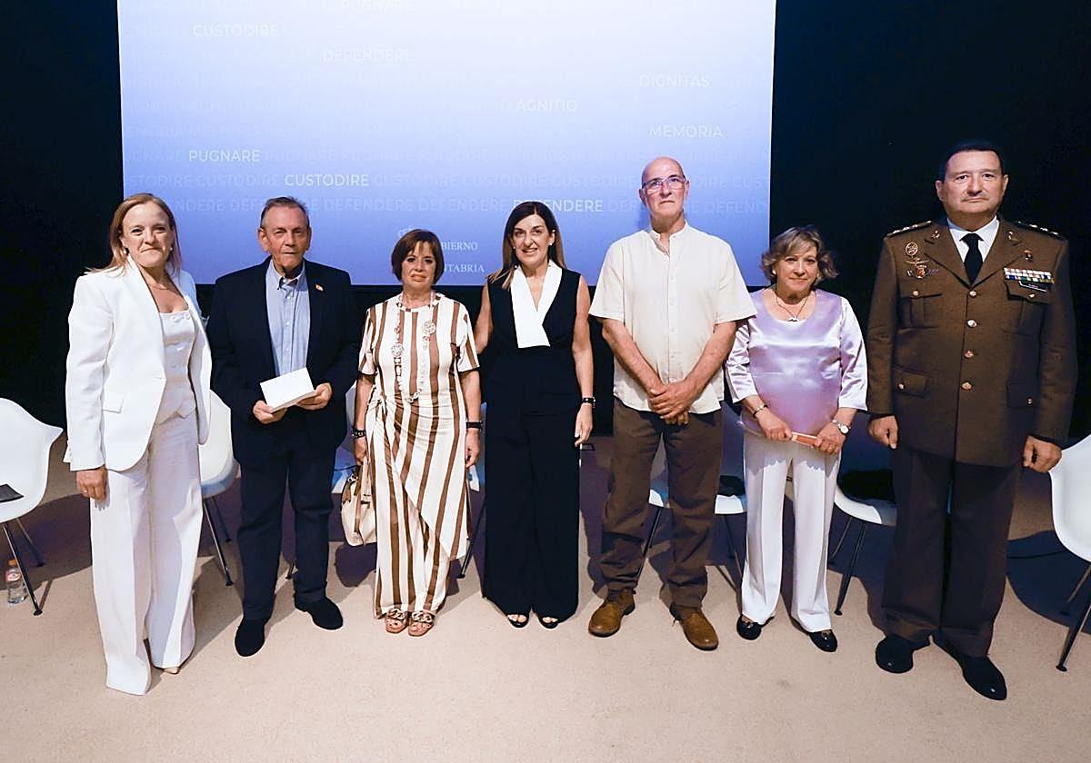 Isabel Urrutia, Alfredo Pérez, María Ángeles Carmona, María José Sáenz de Buruaga, Óscar Robles, Manuela Virginia Caso y Emiliano Blanco Martín, en el acto de entrega de las primeras medallas a la víctimas del terrorismo en Cantabria el pasado mes de junio.