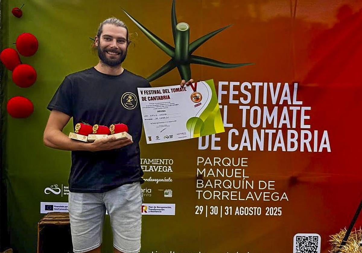 Medina posa con algunos de los premios cosechados en el Festival del Tomate de Cantabria.