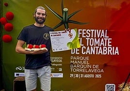 Medina posa con algunos de los premios cosechados en el Festival del Tomate de Cantabria.