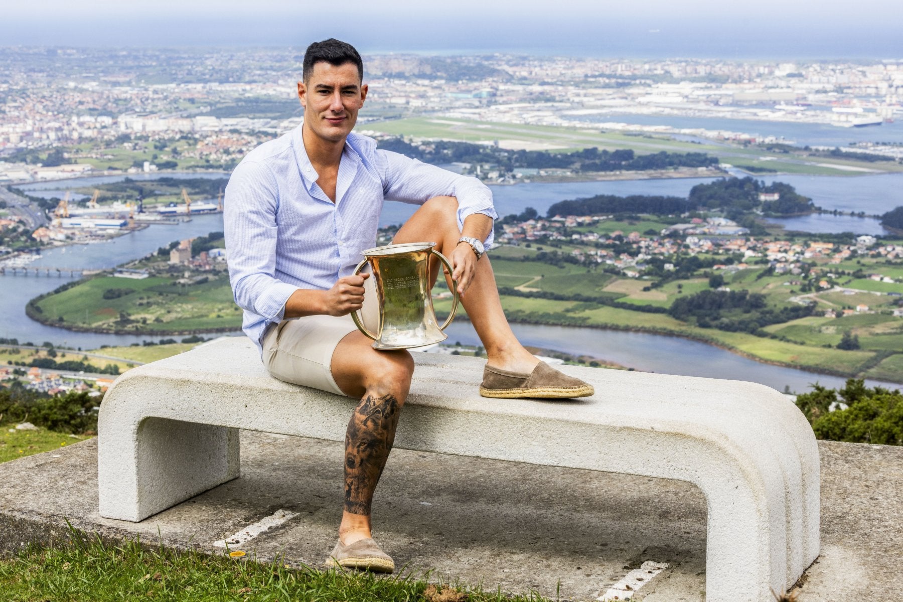 Víctor González posa en Peña Cabarga con la Copa de SM El Rey ganada el pasado viernes en la bolera de Maliaño.