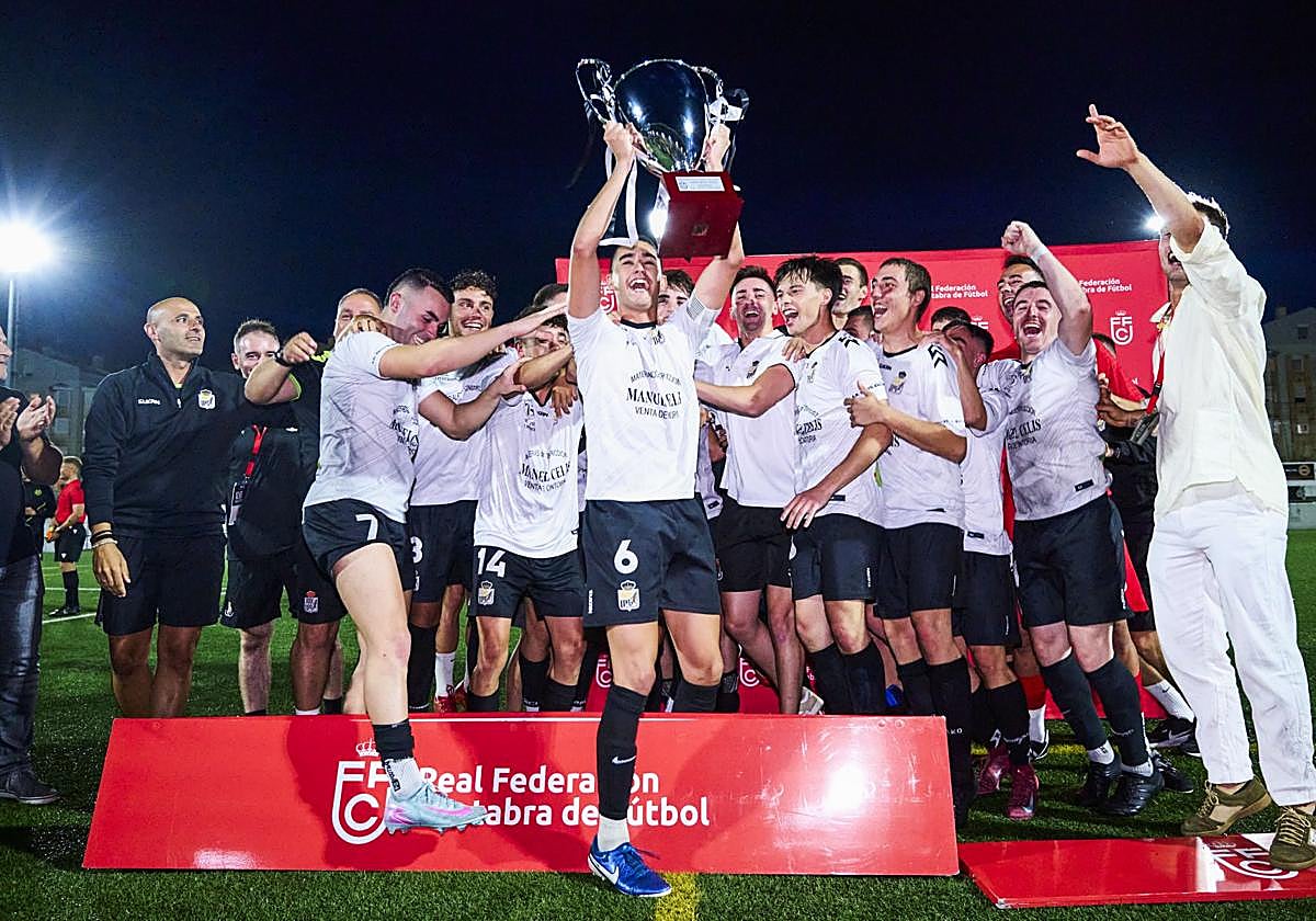 Los futbolistas del Textil, tras ganarla Copa Soberón.
