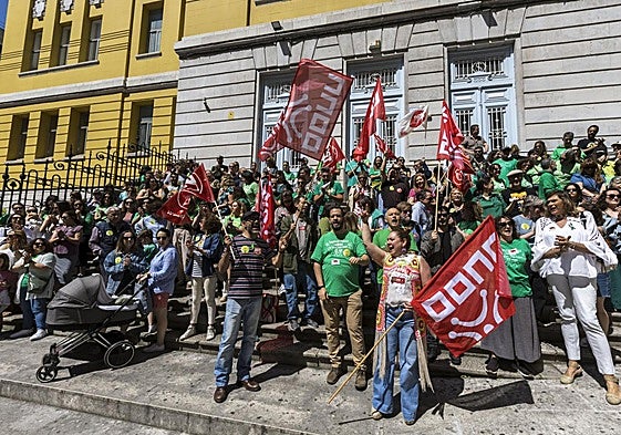 Concentración de protesta del pasado mes de mayo frente al IES Santa Clara de Santander.