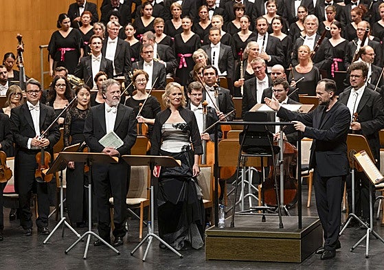 La Gewandhausorchester Leipzig, dirigida por el maestro Andris Nelson, junto al Orfeón Donostiarra, en la velada final de la 74 edición del Festival.