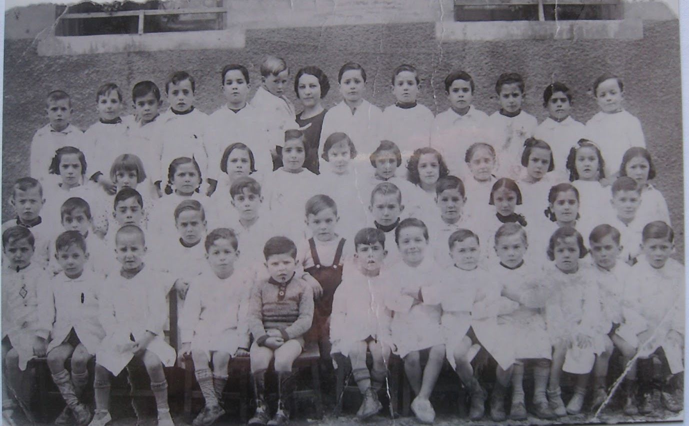 Mº Carmen Aja, Srta Carmela, la maestra de la foto que estuvo más de 20 años en el barrio en los años 30 y 40.