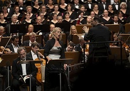 Andris Nelsons, junto a la sopranoJulia Kleiter y el barítono Christian Gerhaher, dirige a la orquesta germana el pasado domingo. Al fondo, los integrantes del Orfeón Donostiarra.
