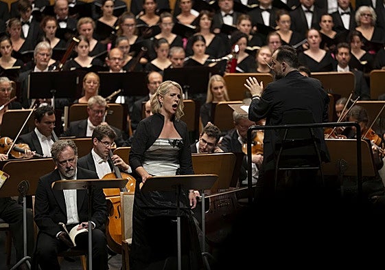 Andris Nelsons, junto a la sopranoJulia Kleiter y el barítono Christian Gerhaher, dirige a la orquesta germana el pasado domingo. Al fondo, los integrantes del Orfeón Donostiarra.