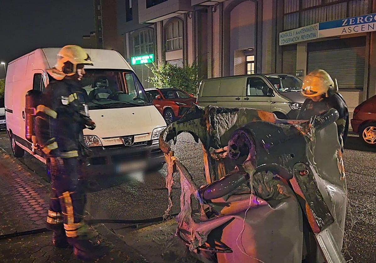 Bomberos de Santander sofocan uno de los incendios en un contenedor.