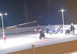 Concentración de motoristas en el aparcamiento de La Carmencita, en Torrelavega.