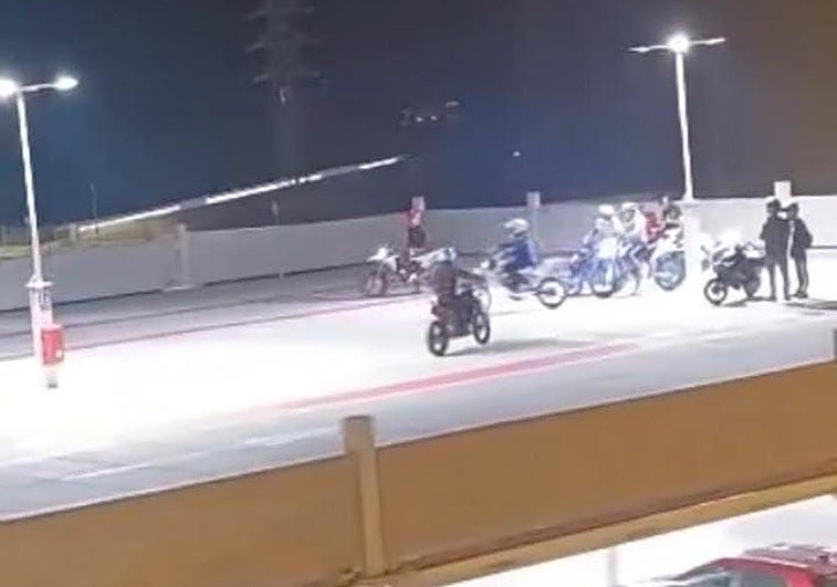 Concentración de motoristas en el aparcamiento de La Carmencita, en Torrelavega.