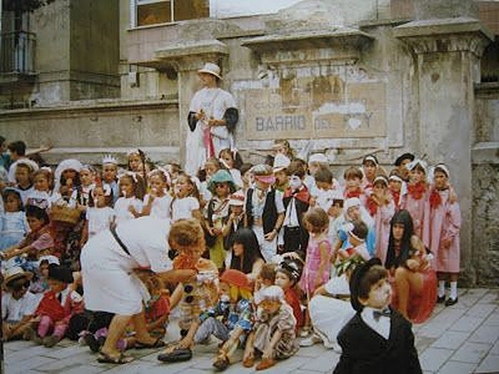 Niños del barrio disfrazados y Óscar Corvera en zancos durantes las fiestas del año 1989