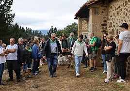 Los devotos y romeros llevan a la imagen de San Tirso en andas alrededor de la ermita