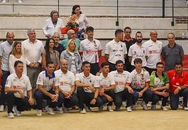 Ascensión y Carmen, viuda e hija de Ángel Borbolla, en la parte superior de la imagen, junto a los participantes.