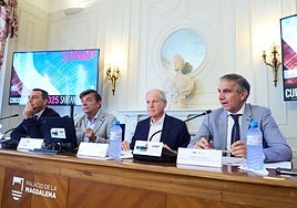 Desde la izquierda: Gustavo Santana, presidente de Puertos del Estado; Carlos Andradas, rector de la UIMP; Eduardo Arasti, consejero cántabro de Industria; y César Díaz, presidente del Puerto de Santander.