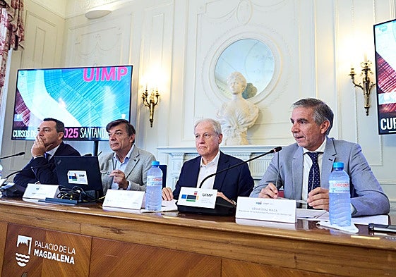 Desde la izquierda: Gustavo Santana, presidente de Puertos del Estado; Carlos Andradas, rector de la UIMP; Eduardo Arasti, consejero cántabro de Industria; y César Díaz, presidente del Puerto de Santander.