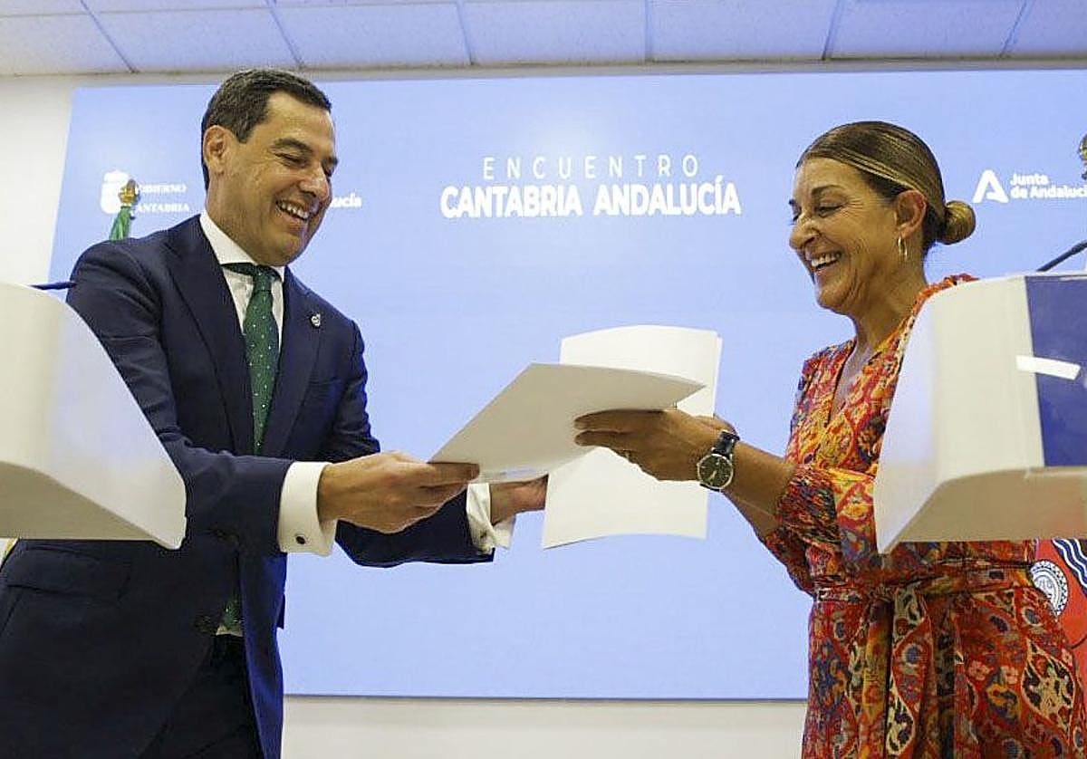 Los presidentes de Andalucía y Cantabria, Juanma Moreno y María José Sáenz de Buruaga, firman el convenio de colaboración entre ambas comunidades autónomas.