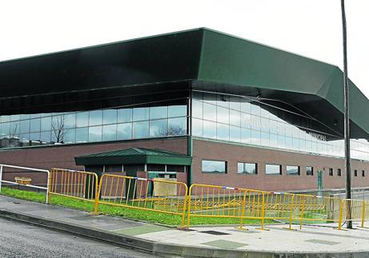 Vista del polideportivo, cuyos vestuarios se someterán al control.