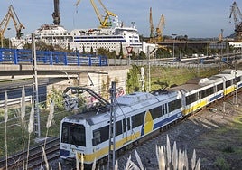 Un tren, a su paso por El Astillero y en dirección a Bilbao.