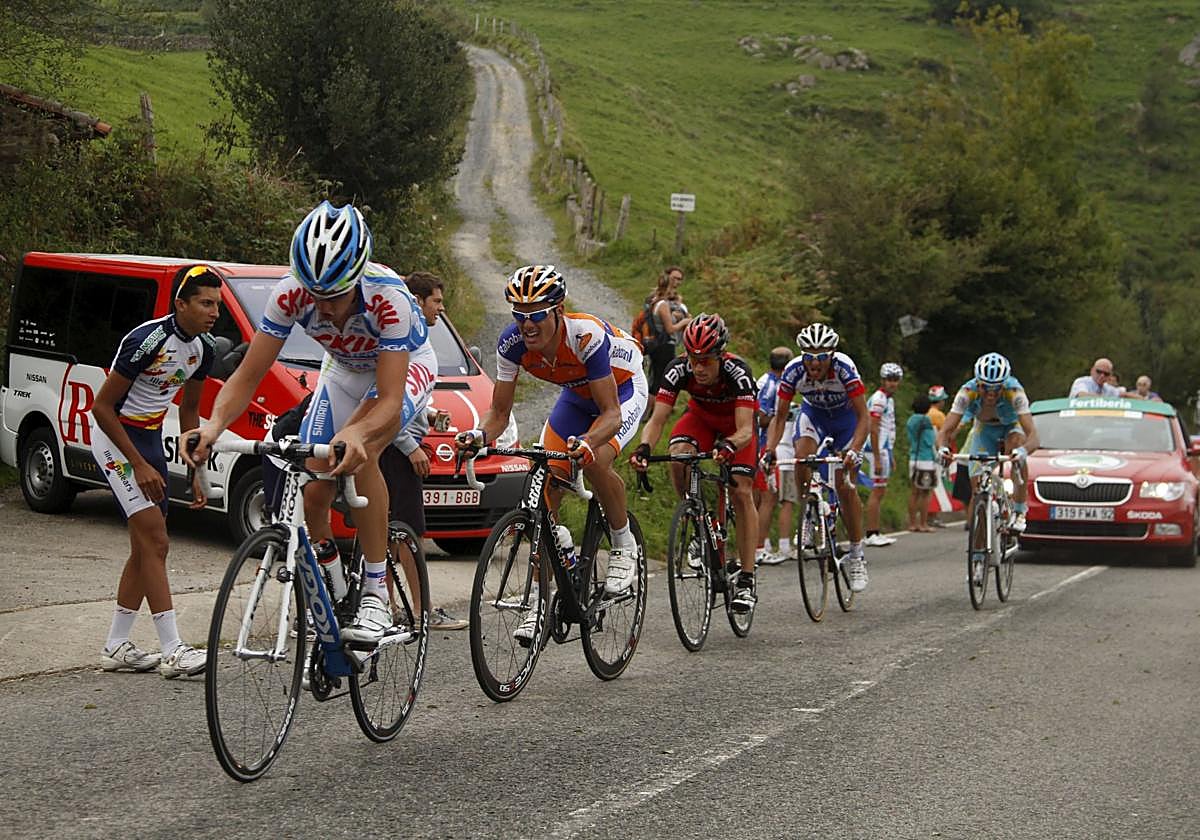 Varios ciclistas, en el paso por el Alto de Alisas en la edición de la Vuelta a España del año 2011.