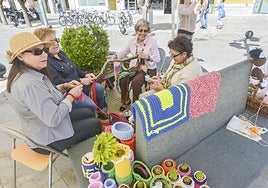 Imagen de archivo de un grupo de mujeres haciendo croché