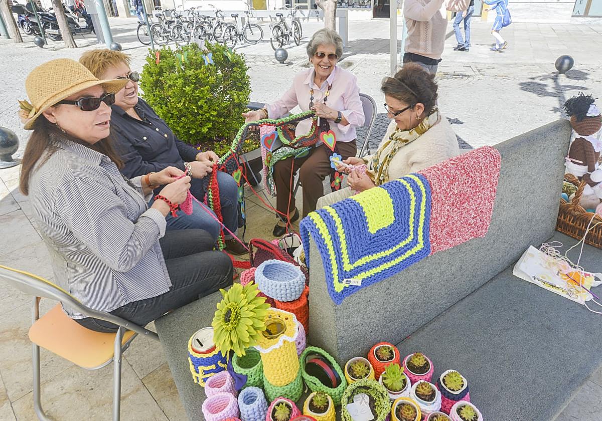 Imagen de archivo de un grupo de mujeres haciendo croché