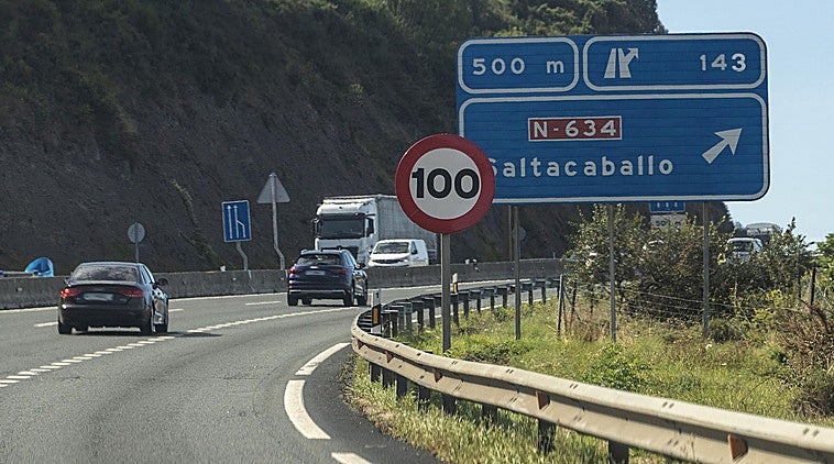 La nueva señalización que limita la velocidad a 100 km/h.