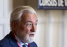 El filólogo y escritor, Darío Villanueva, exdirector de la RAE, ha conducido un encuentro sobre Antonio Maura en la UIMP