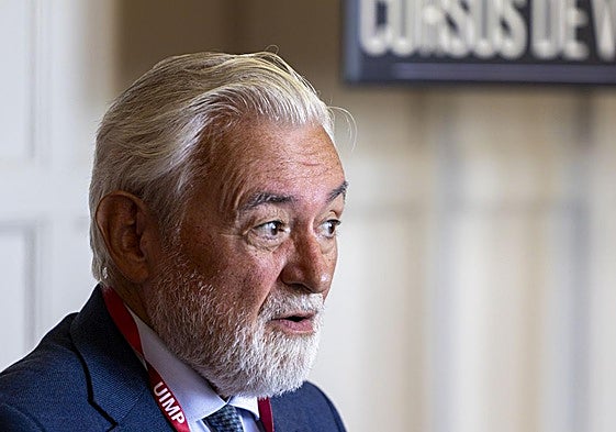 El filólogo y escritor, Darío Villanueva, exdirector de la RAE, ha conducido un encuentro sobre Antonio Maura en la UIMP